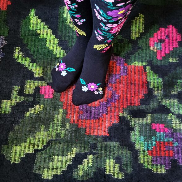 Підколінки “Вишиті квіти Опілля” чорні