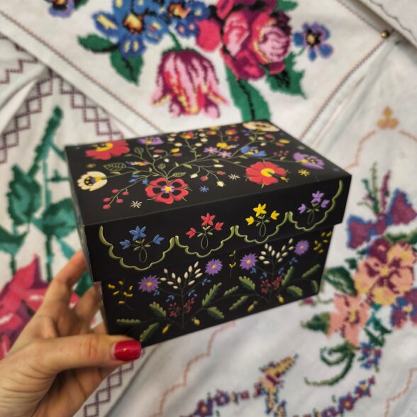 Подарункова коробочка “Вишиті квіти Опілля”