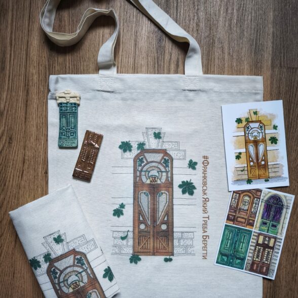 Листівка “Двері з каштанами”