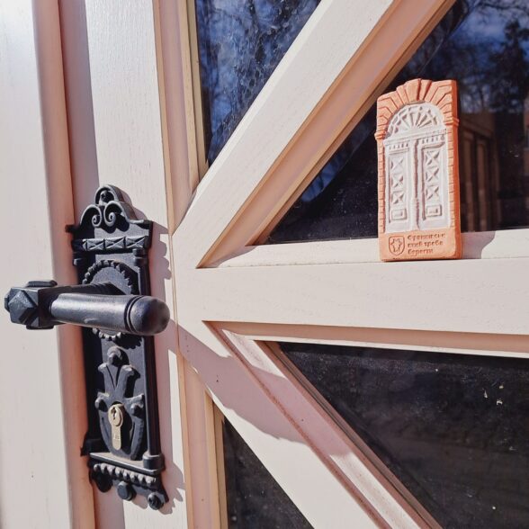 Магніт керамічний “Білі двері”