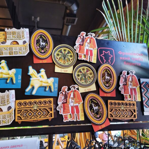 Магніт дерев’яний “Гуцули”