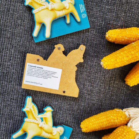 Магніт дерев’яний “Сирний коник”