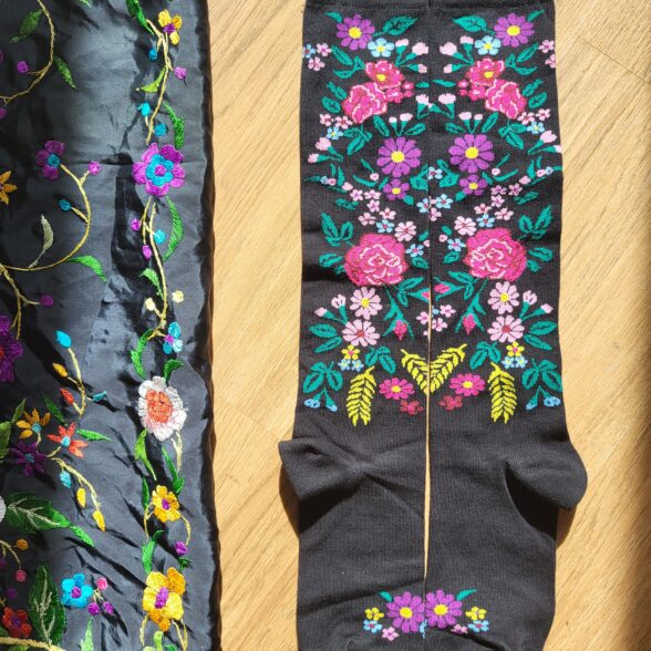 Підколінки “Вишиті квіти Опілля” чорні