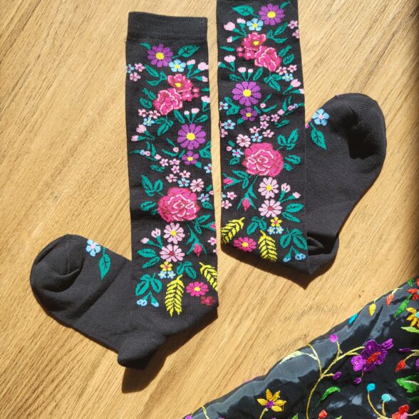 Підколінки “Вишиті квіти Опілля” чорні