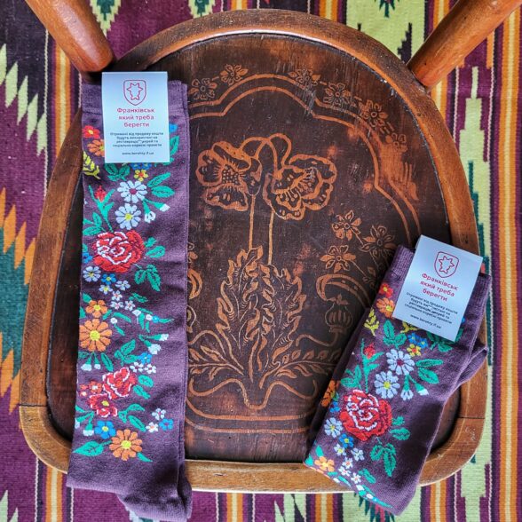 Підколінки “Вишиті квіти Опілля” коричневі