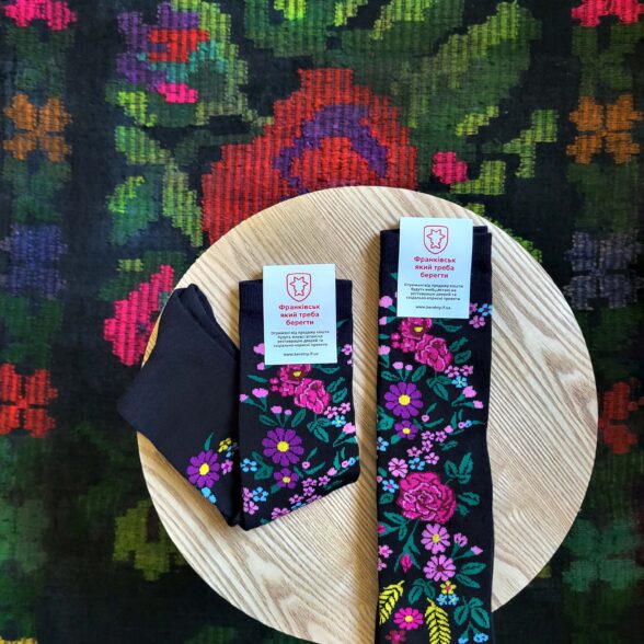 Підколінки “Вишиті квіти Опілля” чорні