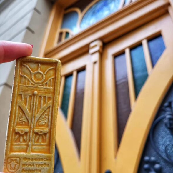 Магніт керамічний “Жовті двері”