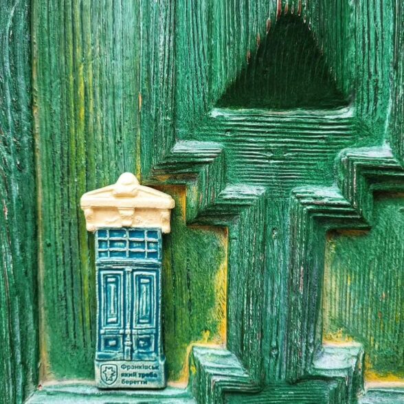 Магніт керамічний “Зелені двері з порталом”