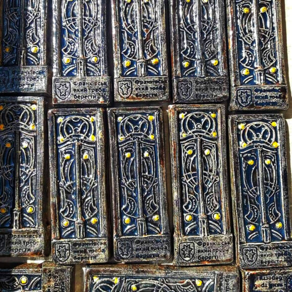 Магніт керамічний “Чорні двері”