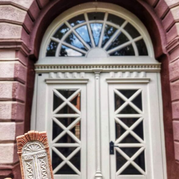 Магніт керамічний “Білі двері”