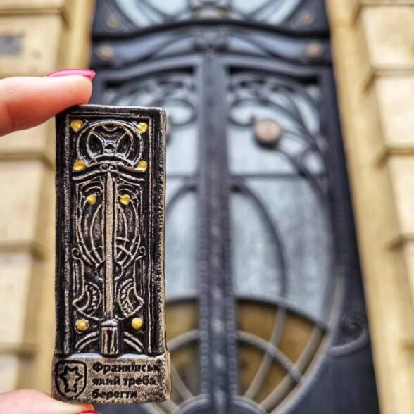 Магніт керамічний “Чорні двері”