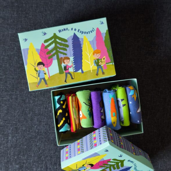Набір дитячих шкарпеток «Мамо, я в Карпатах!» (7 шт) в подарунковій коробочці