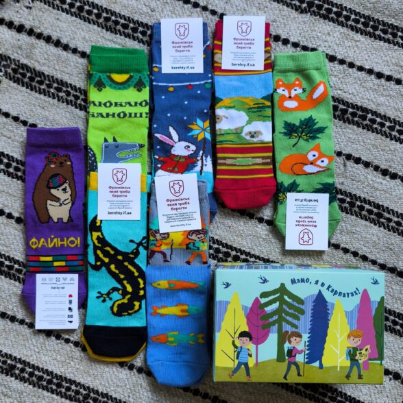 Набір дитячих шкарпеток «Мамо, я в Карпатах!» (7 шт) в подарунковій коробочці