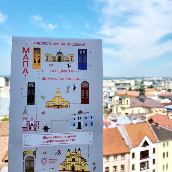 Карта середмістя і відреставрованих дверей