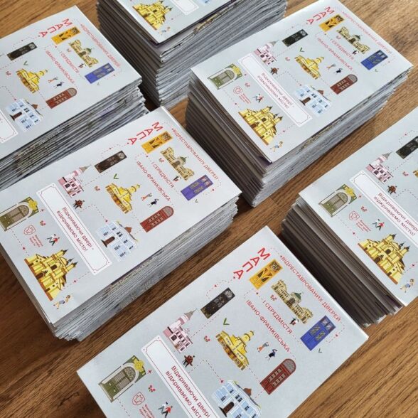 Карта середмістя і відреставрованих дверей