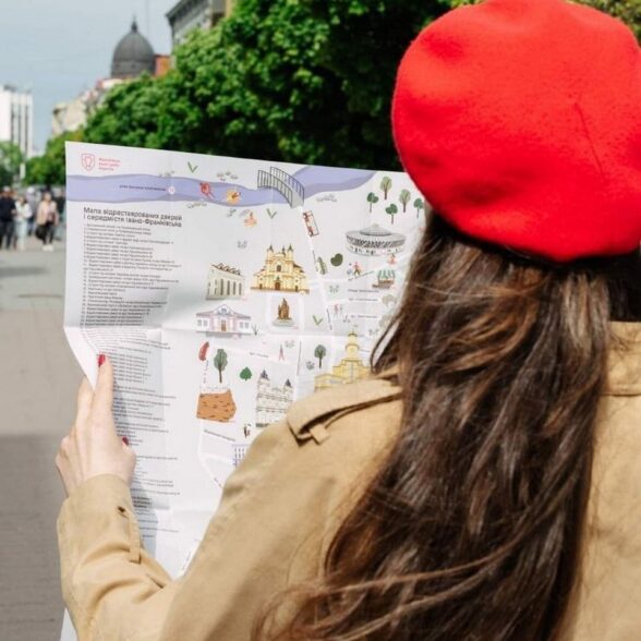 Карта середмістя і відреставрованих дверей