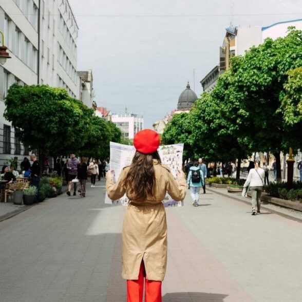 Карта середмістя і відреставрованих дверей