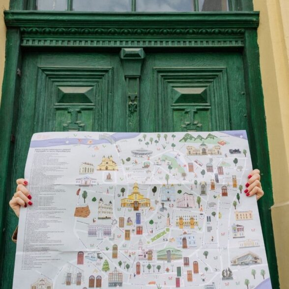 Карта середмістя і відреставрованих дверей