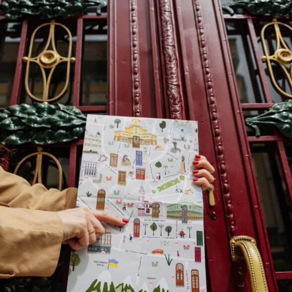 Карта середмістя і відреставрованих дверей