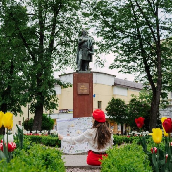 Карта середмістя і відреставрованих дверей