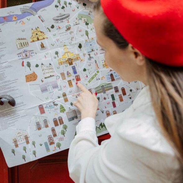 Карта середмістя і відреставрованих дверей