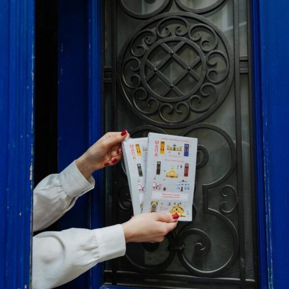 Карта середмістя і відреставрованих дверей