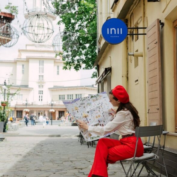 Карта середмістя і відреставрованих дверей