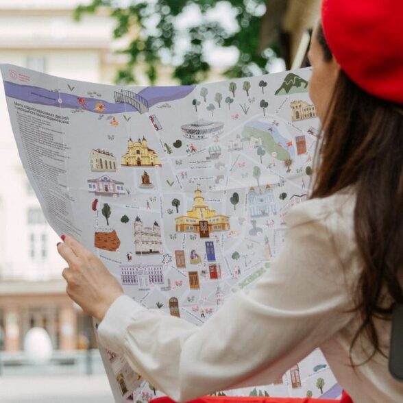 Карта середмістя і відреставрованих дверей