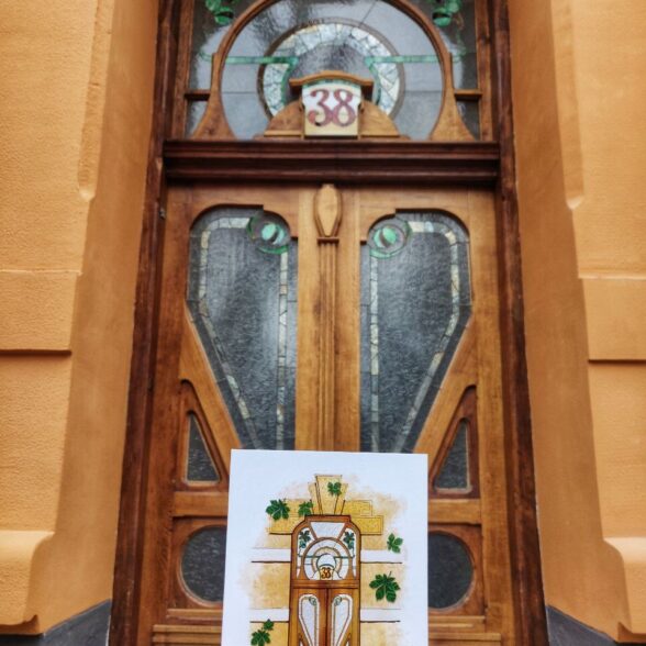 Листівка “Двері з каштанами”