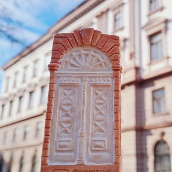 Магніт керамічний “Білі двері”