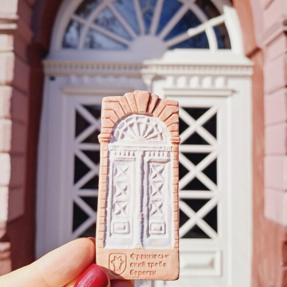 Магніт керамічний “Білі двері”