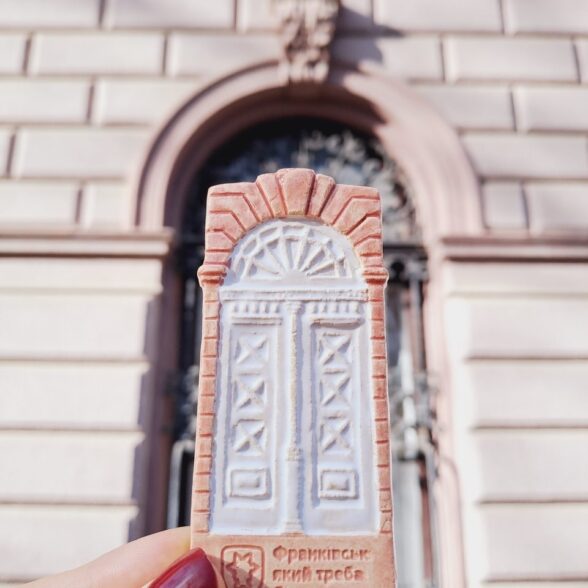 Магніт керамічний “Білі двері”