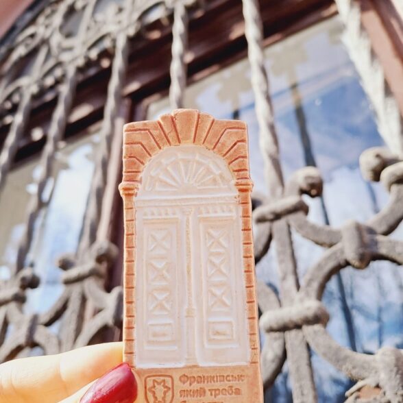 Магніт керамічний “Білі двері”