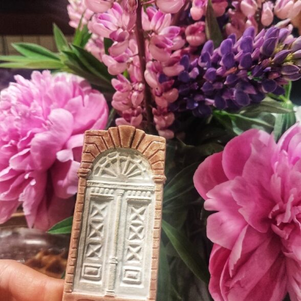 Магніт керамічний “Білі двері”