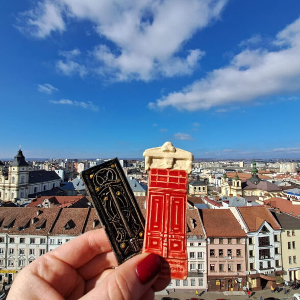 Магніт керамічний “Чорні двері”