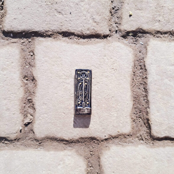 Магніт керамічний “Чорні двері”