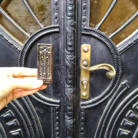 Магніт керамічний “Чорні двері”