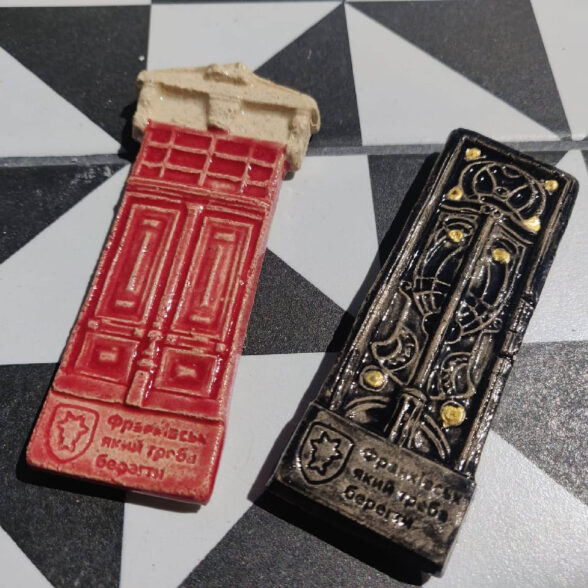 Магніт керамічний “Чорні двері”