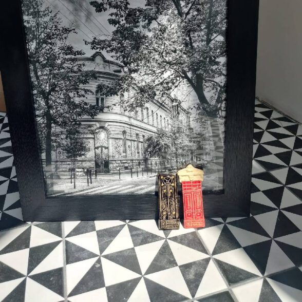 Магніт керамічний “Чорні двері”