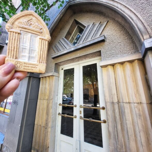Магніт керамічний “Сірі двері”