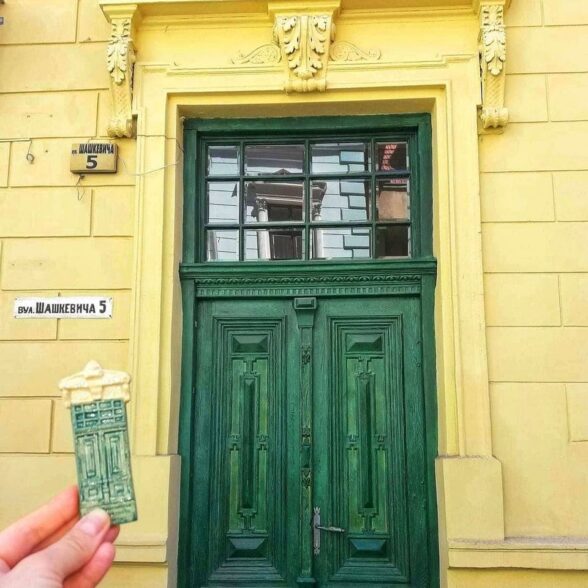 Магніт керамічний “Зелені двері з порталом”