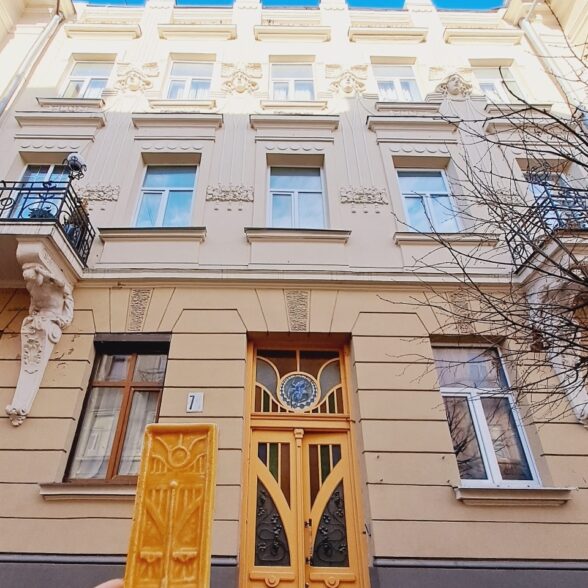 Магніт керамічний “Жовті двері”
