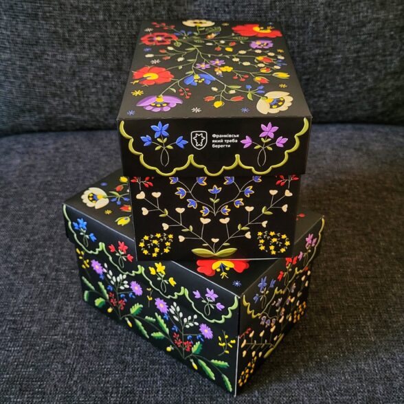 Подарункова коробочка “Вишиті квіти Опілля”