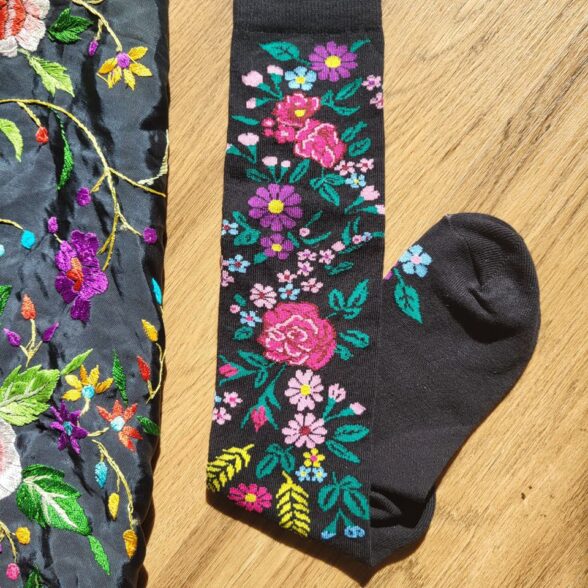 Підколінки “Вишиті квіти Опілля” чорні