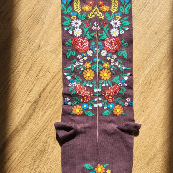Підколінки “Вишиті квіти Опілля” коричневі