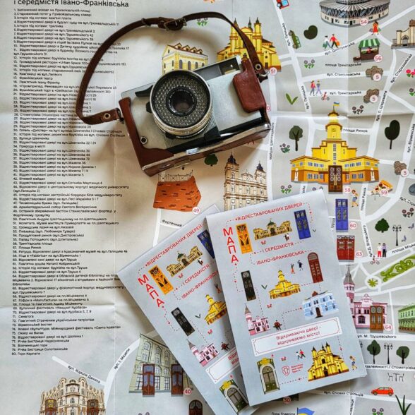 Карта середмістя і відреставрованих дверей