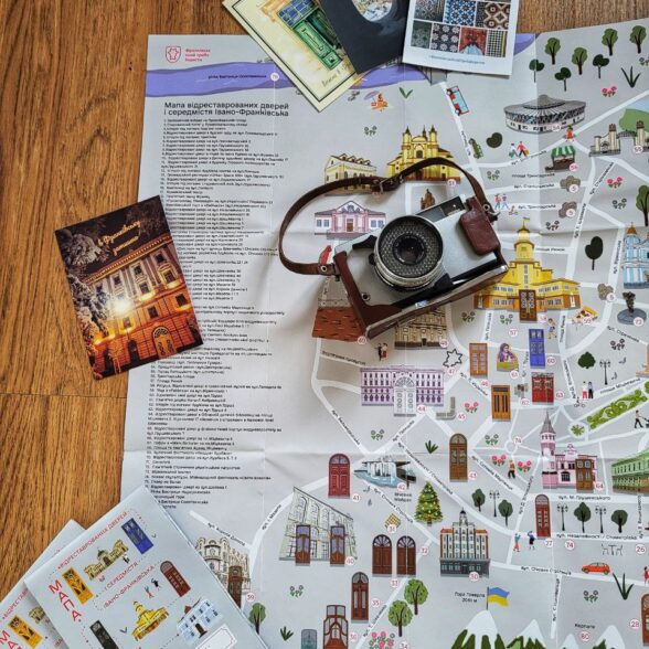 Карта середмістя і відреставрованих дверей